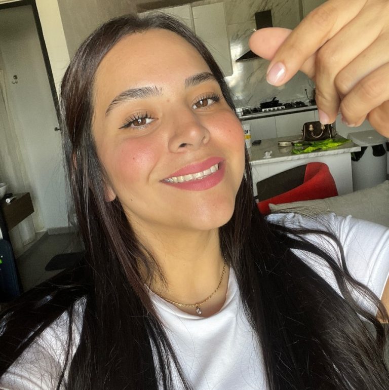 alya-sanchez-pagina-azul